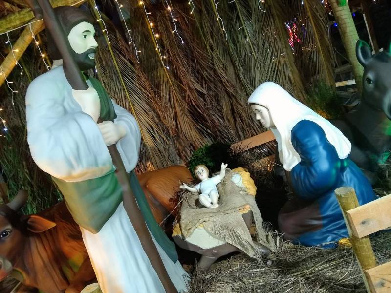 Na noite de Natal, imagem do Menino Jesus é colocada no presépio da Praça -  Prefeitura Municipal de Arcos
